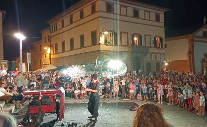 Incantaborgo 2025: a Sinalunga torna a essere un teatro a cielo aperto tra sogno e fantasia Incantaborgo 2025: a Sinalunga torna a essere un teatro a cielo aperto tra sogno e fantasia